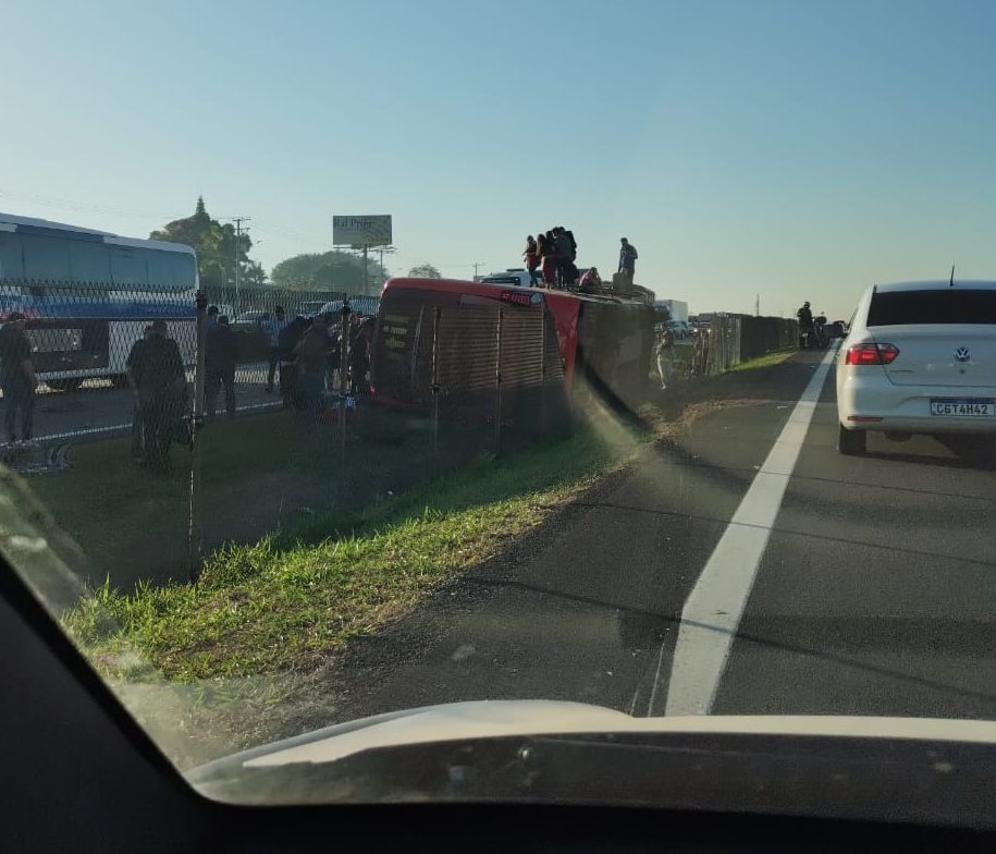 Ônibus tomba em canteiro central da Anhanguera e deixa cinco pessoas feridas em Sumaré