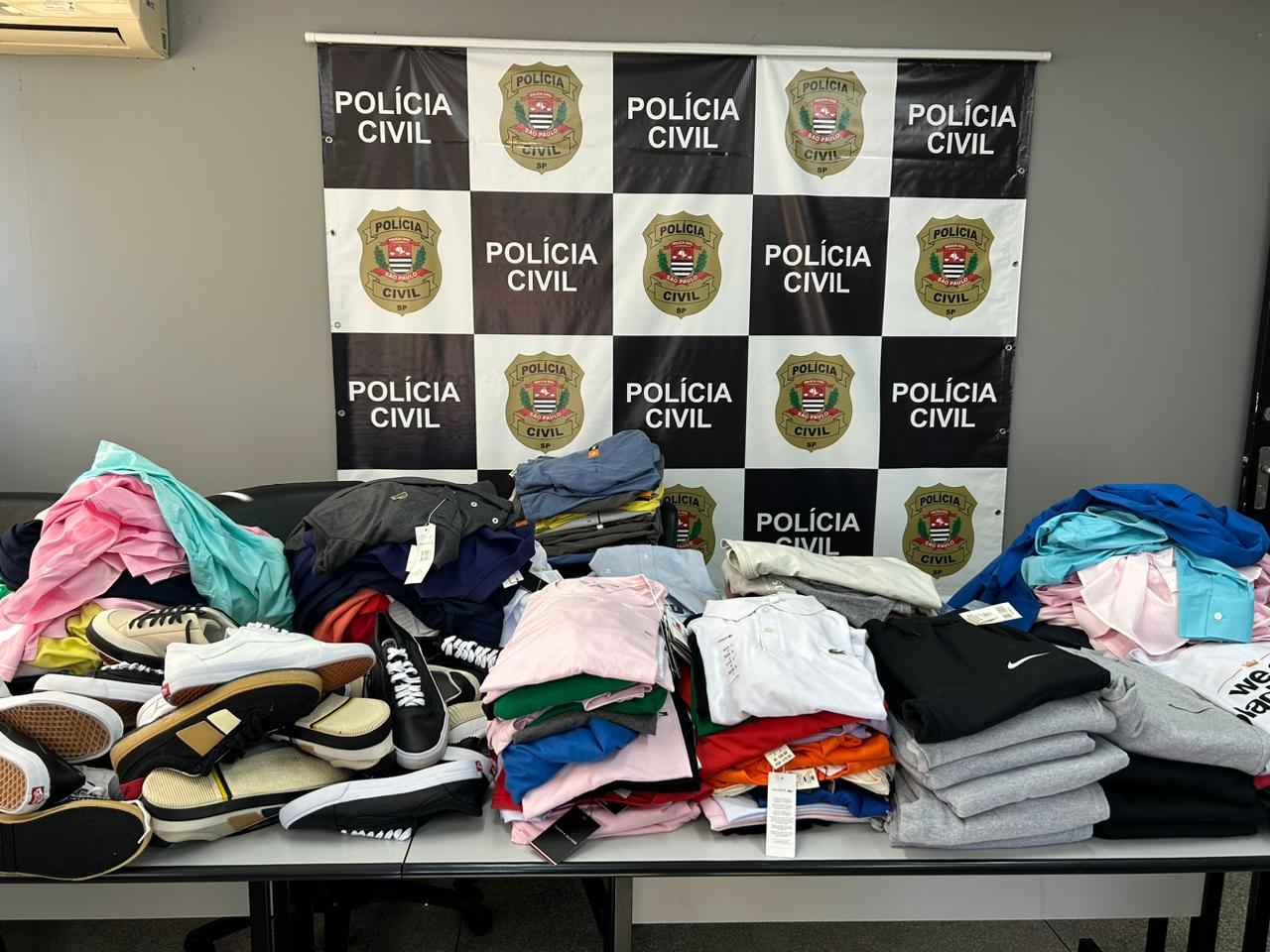 Operação apreende milhares de roupas e calçados falsificados em lojas de Campinas