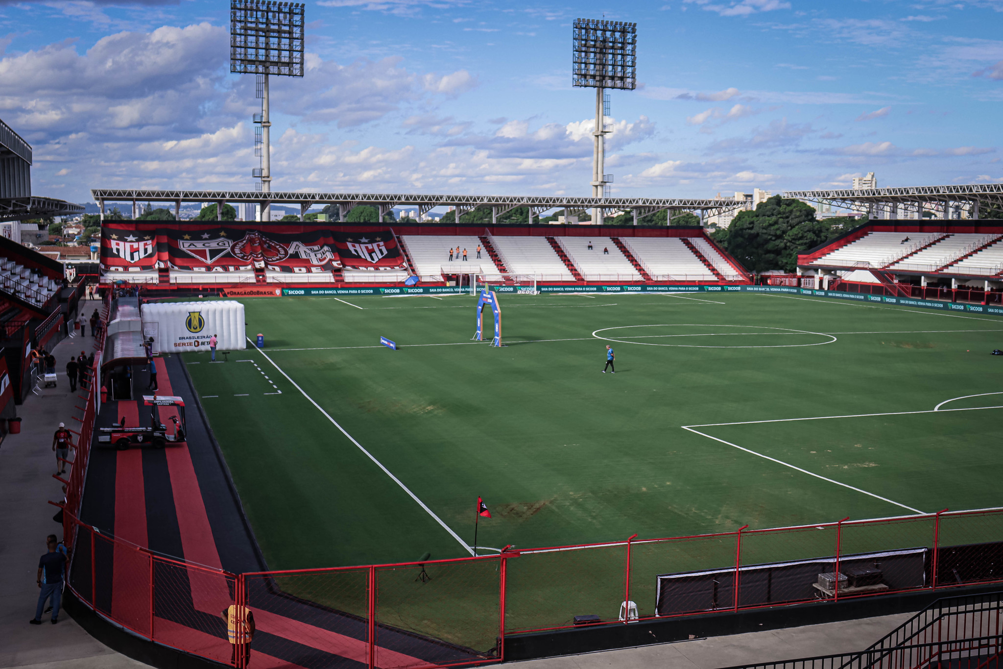 Ponte Preta visita o Atlético-GO em busca da primeira vitória como visitante e quebra de tabu