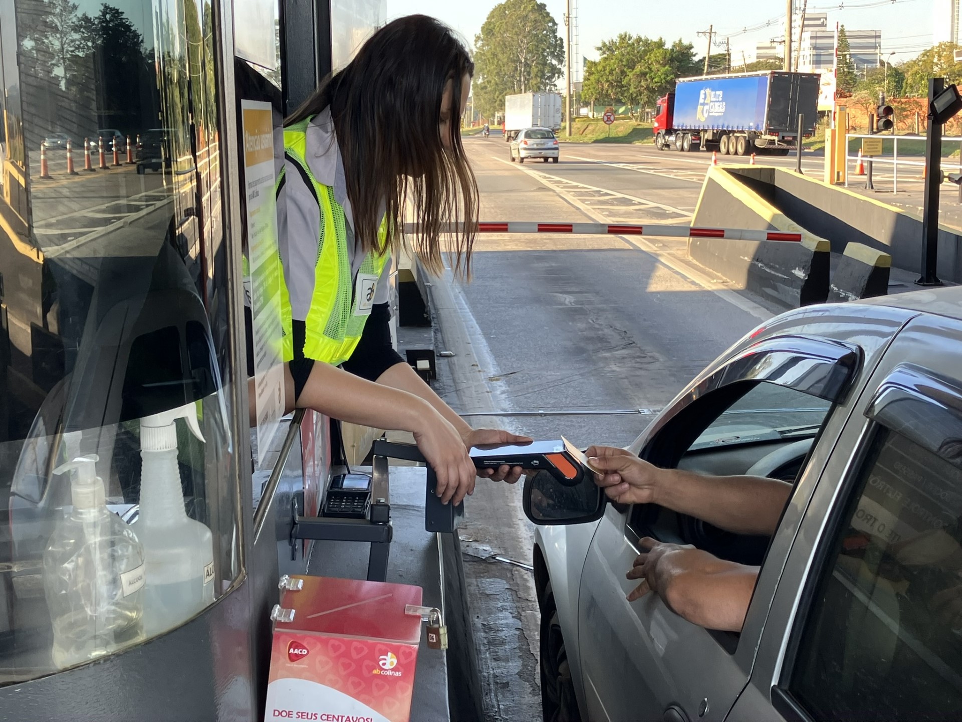 Pedágios da AB Colinas agora aceitam cartão por aproximação