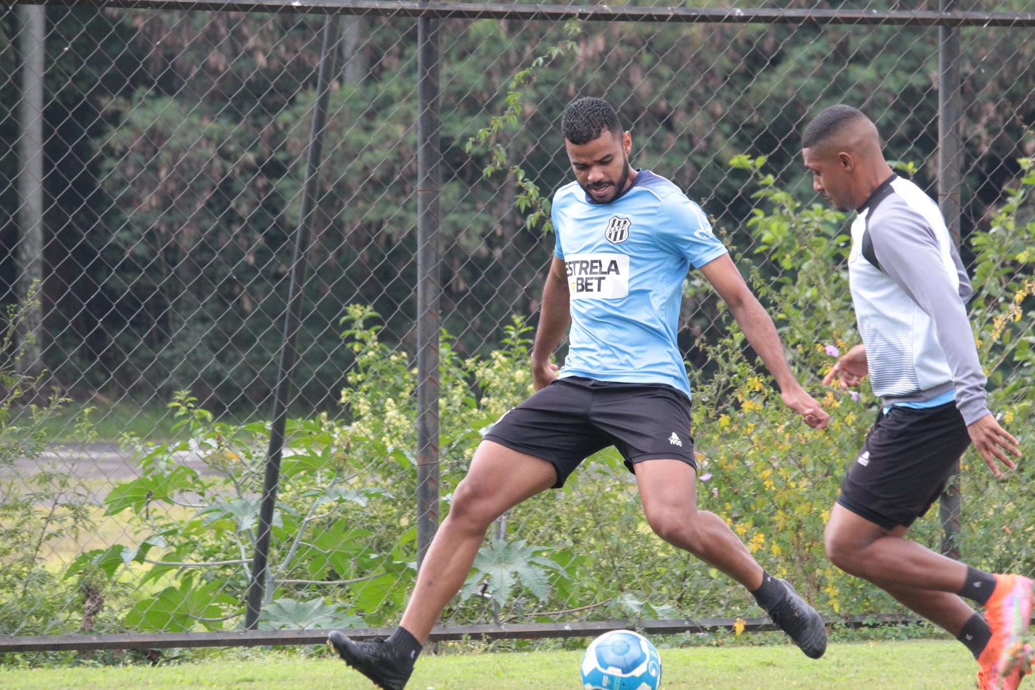 Sem dupla de zaga titular, Ponte Preta encerra preparação para jogo contra o Mirassol