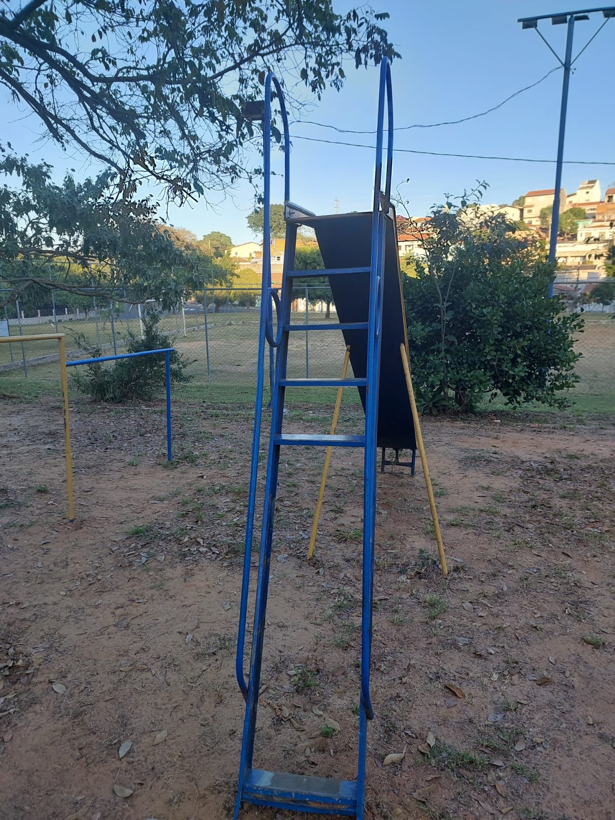 Aparelhos danificados continuam em praça; prefeitura diz que retirada começou