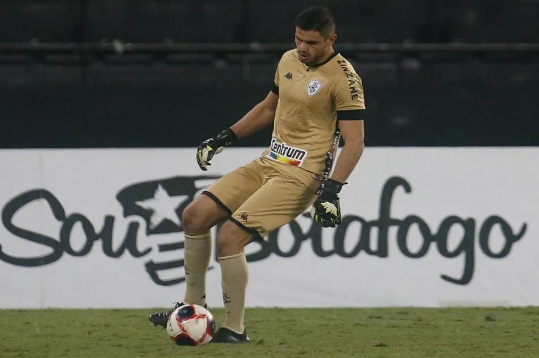 Após saída de Tony, Guarani negocia com o goleiro Douglas Borges