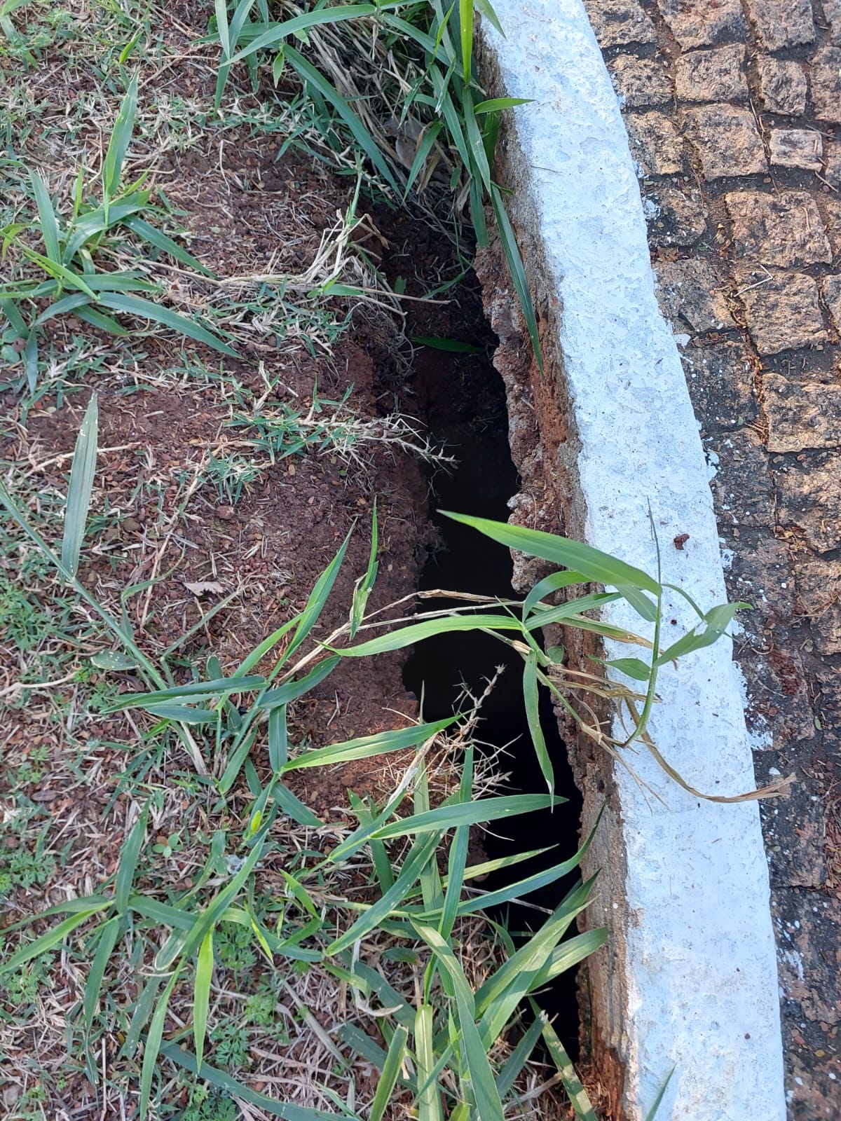 Buraco em canteiro de praça preocupa moradores no Bonfim