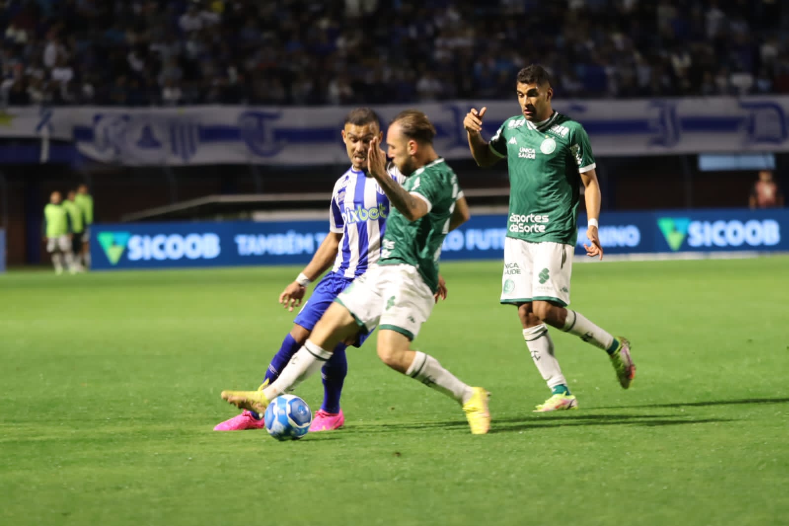 De virada, Guarani vence o Avaí na Ressacada e conquista a terceira vitória seguida na Série B