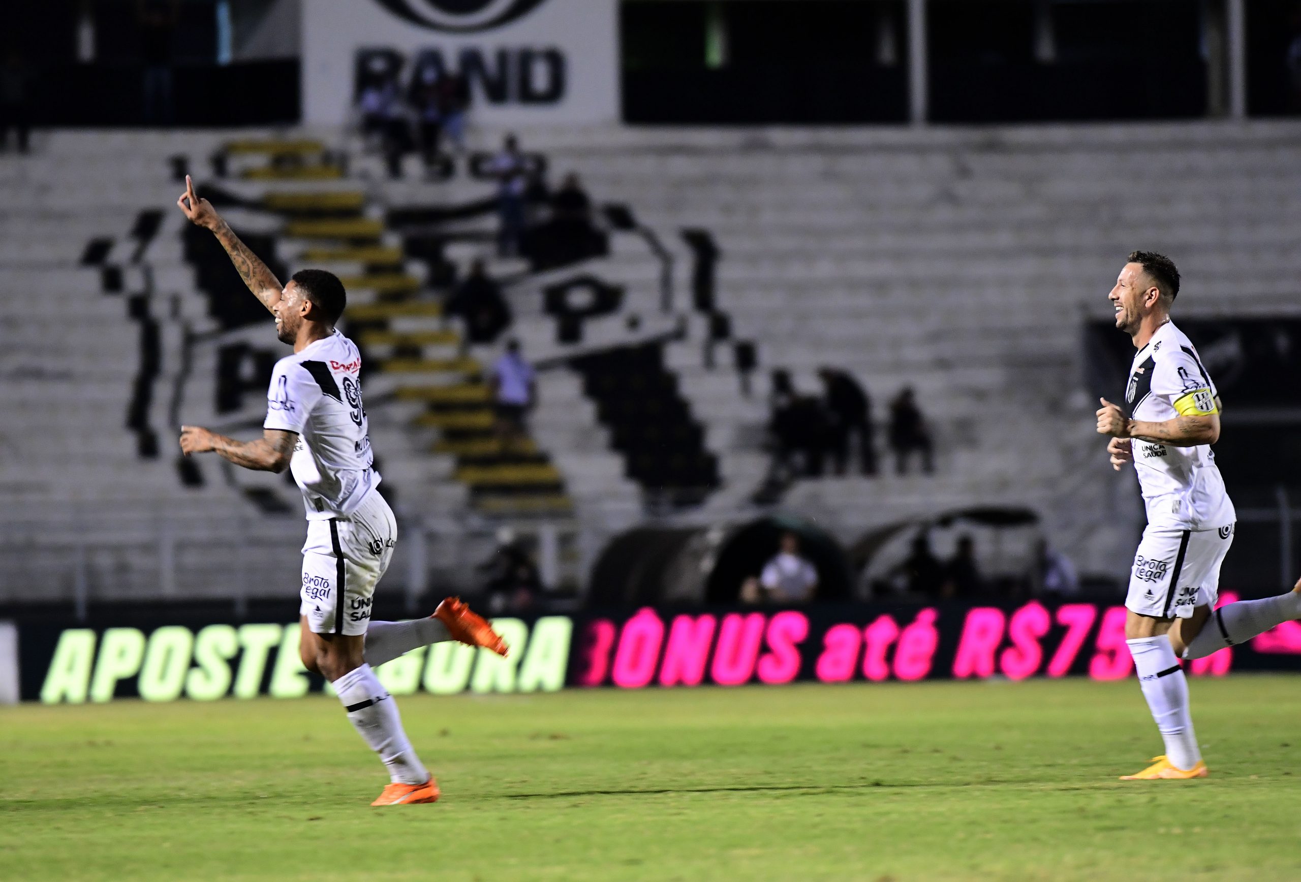 Em jogo polêmico, Ponte Preta empata com Vitória em estreia do técnico Pintado
