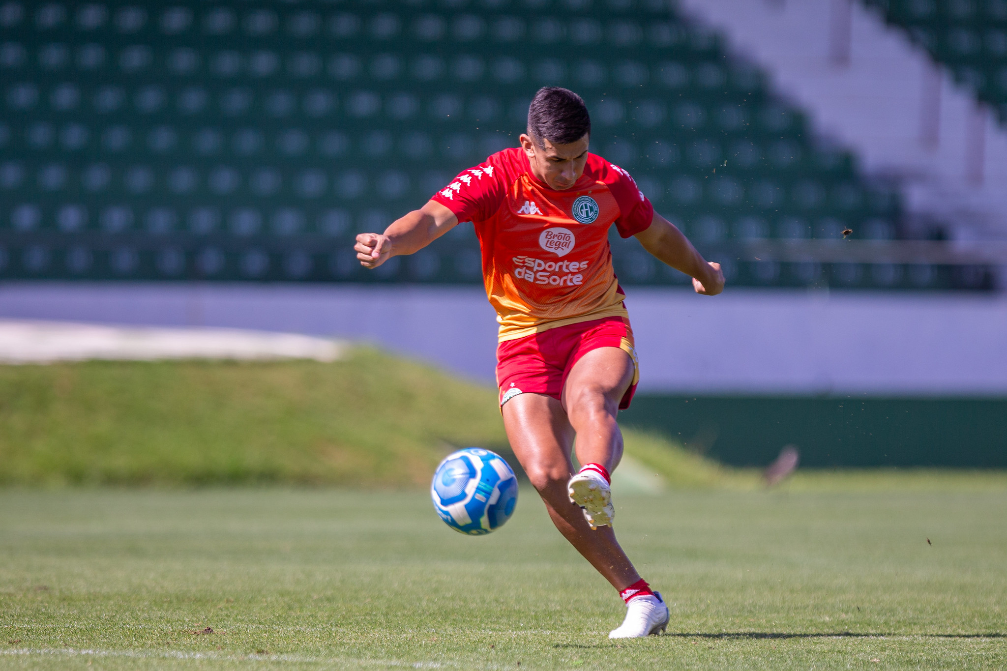 Guarani confirma renovação de Ivan Alvariño até o fim da Série B