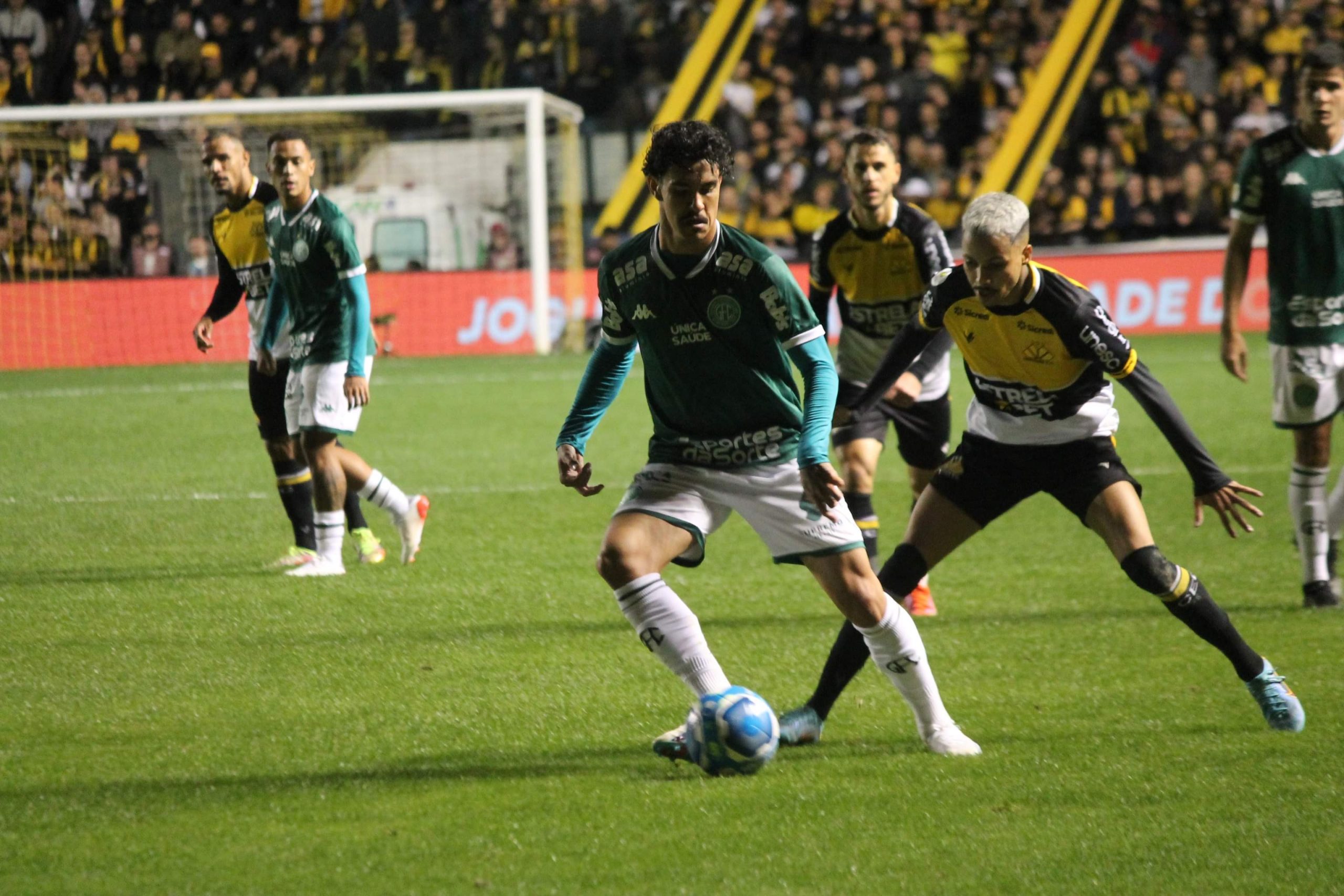 Guarani sai na frente, mas fica no empate com o Criciúma em Santa Catarina