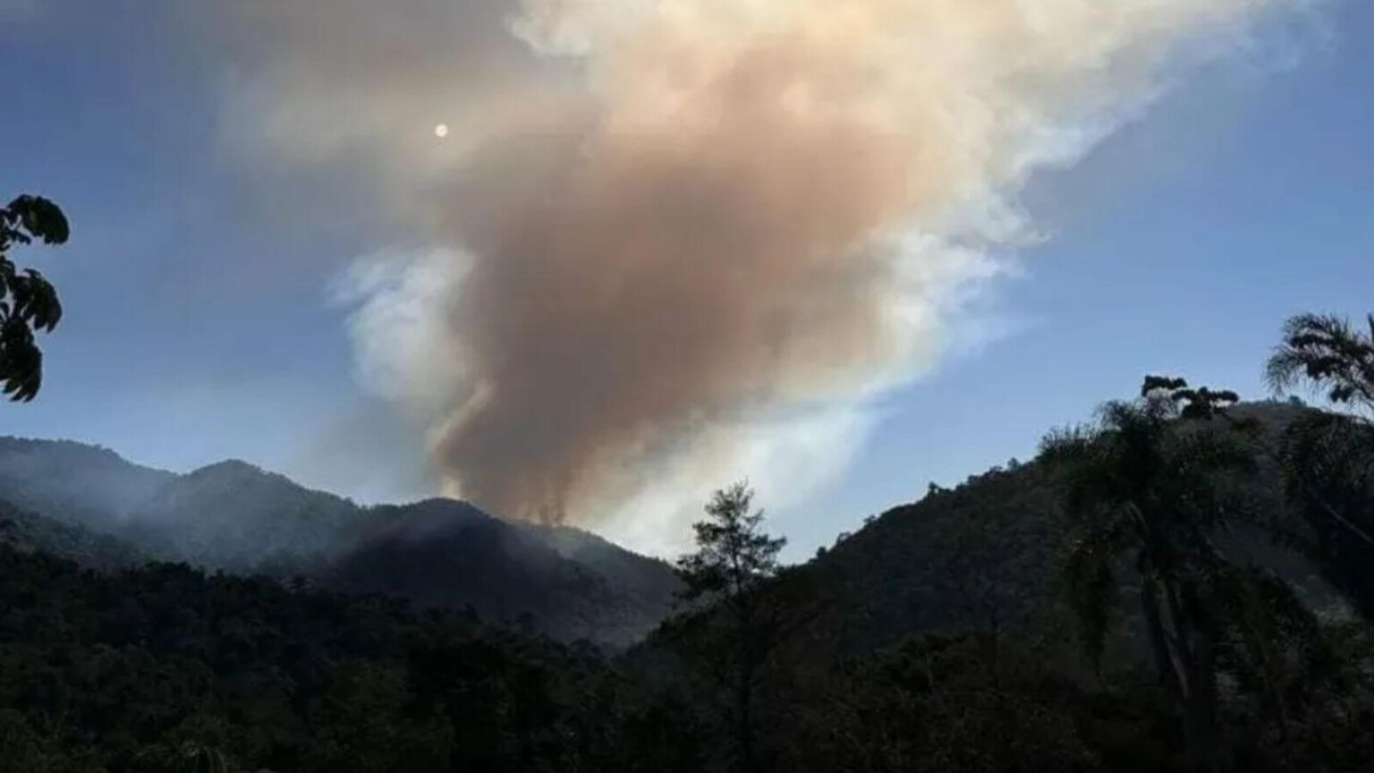 Incêndio consome Serra do Japi, em Jundiaí, há mais de 30 horas