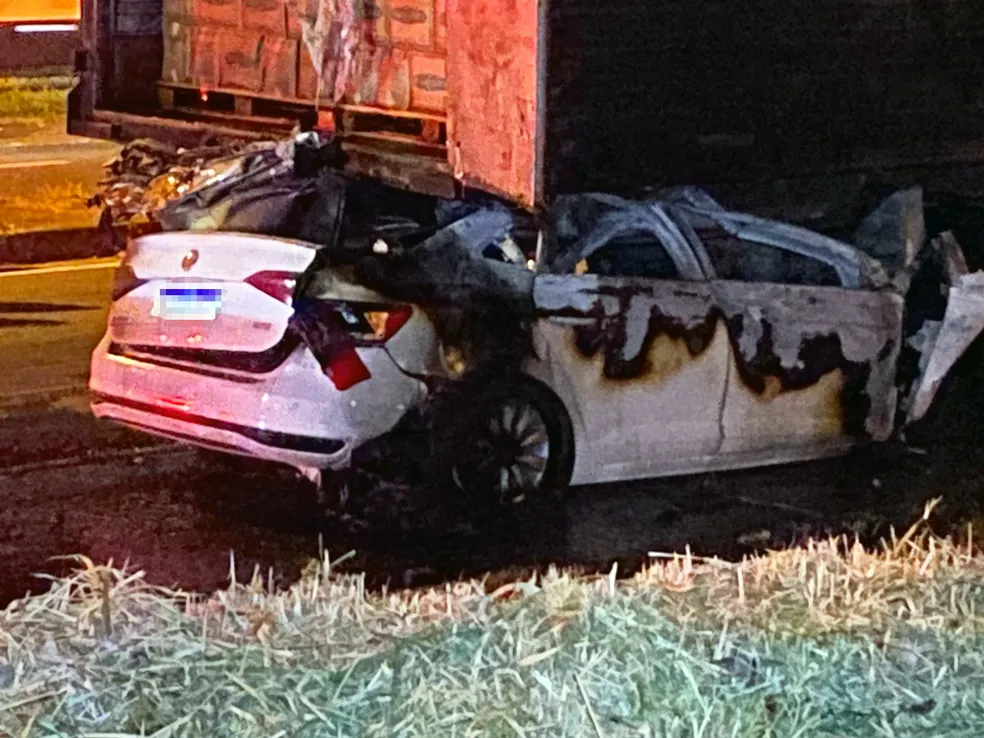 Jovem de 23 anos morre após acidente entre carro e caminhão em Piracicaba