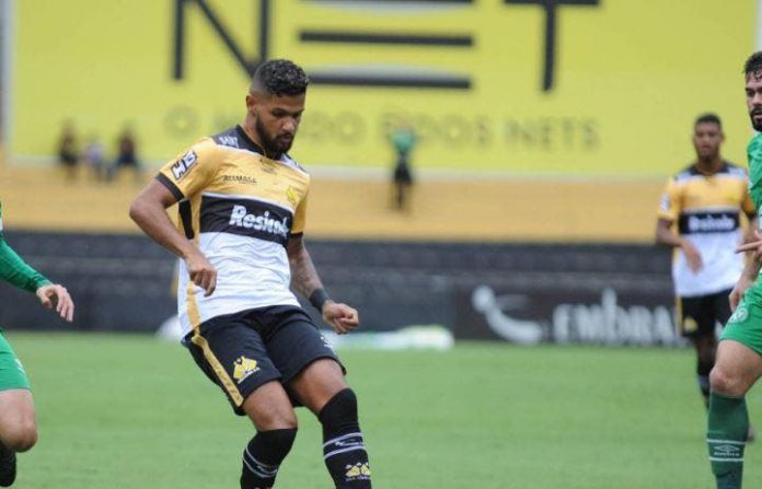 Lateral-esquerdo Caíque deve ser o primeiro reforço do Guarani na abertura da janela