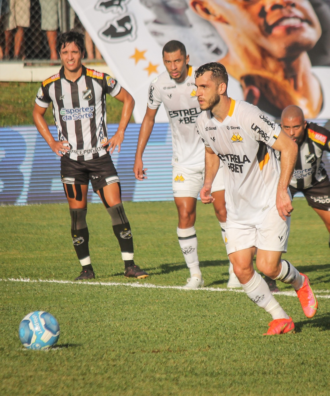Meia Fellipe Matheus pede pés no chão no Criciúma antes de encarar o Guarani