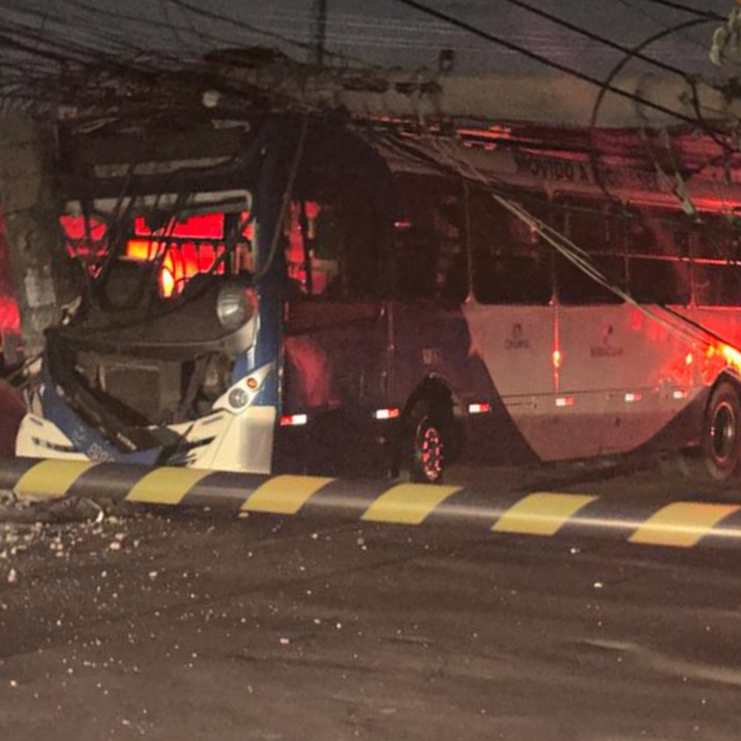 Motorista de ônibus passa mal e colide contra poste no Jardim São José