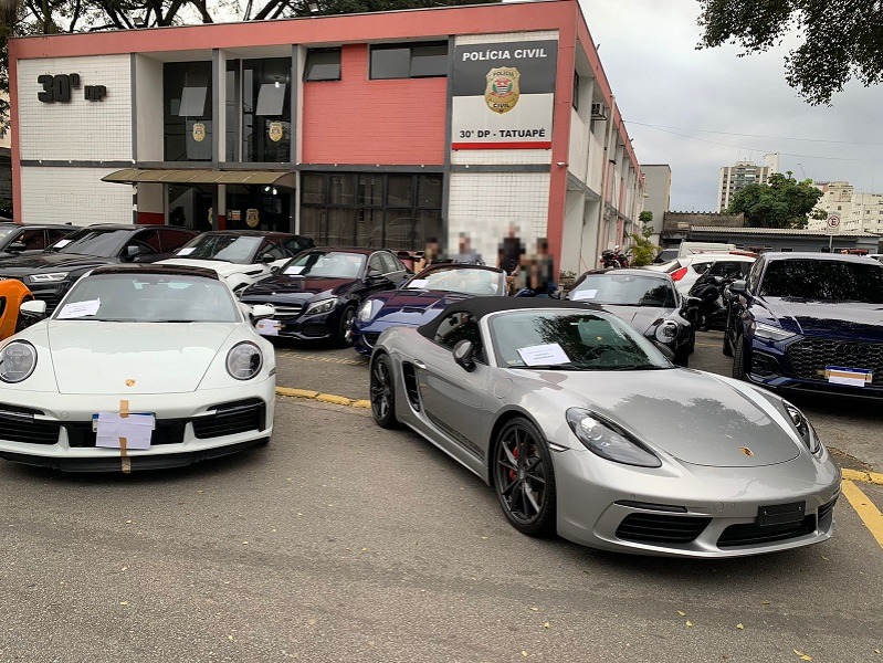 Operação da Polícia Civil apreende mais de 50 carros de luxo em São Paulo 