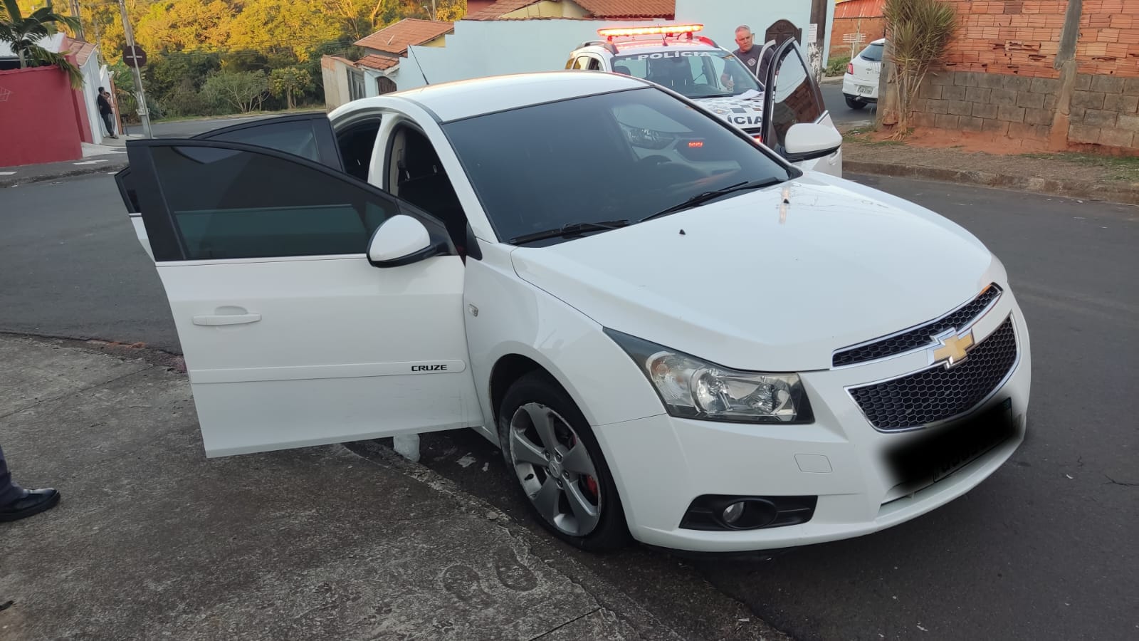 Durante perseguição, homem abandona carro, namorada e foge sozinho a pé