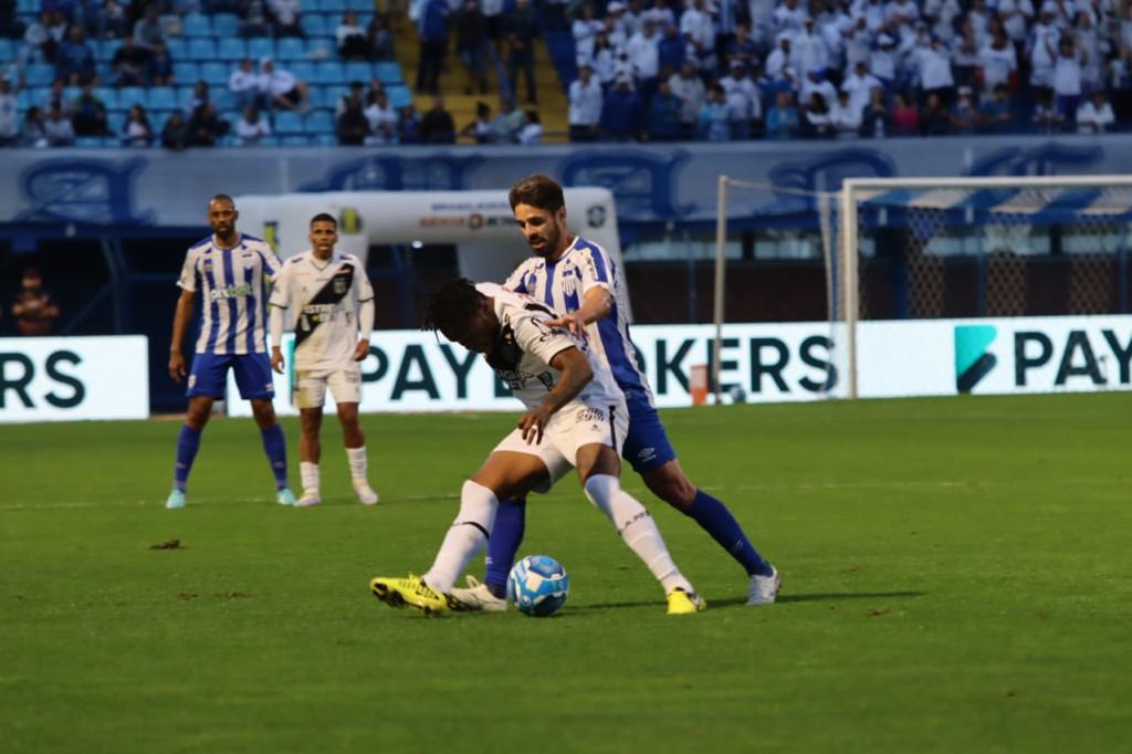 Ponte Preta vence Avaí fora de casa e emplaca terceira vitória seguida na Série B