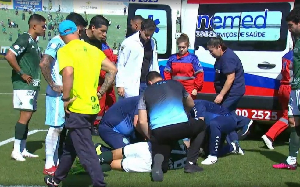 Régis deixa jogo de ambulância após ser atingido na cabeça