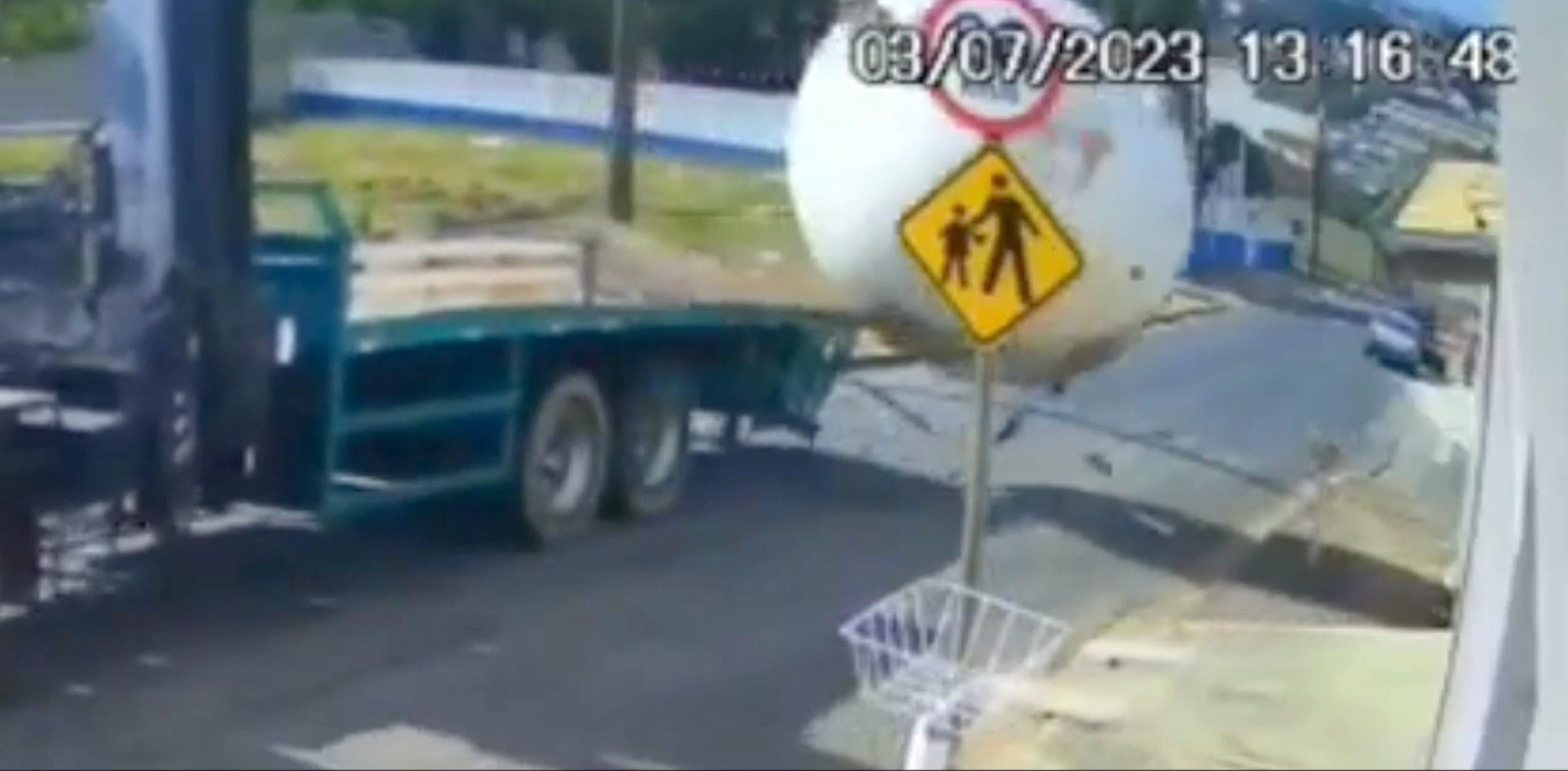 Tanque se desprende de caminhão e sai rolando em Várzea Paulista