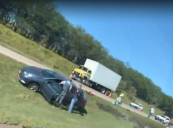 Motorista cruza rodovia e bate em motociclista na SP-75; vítima está em estado grave 