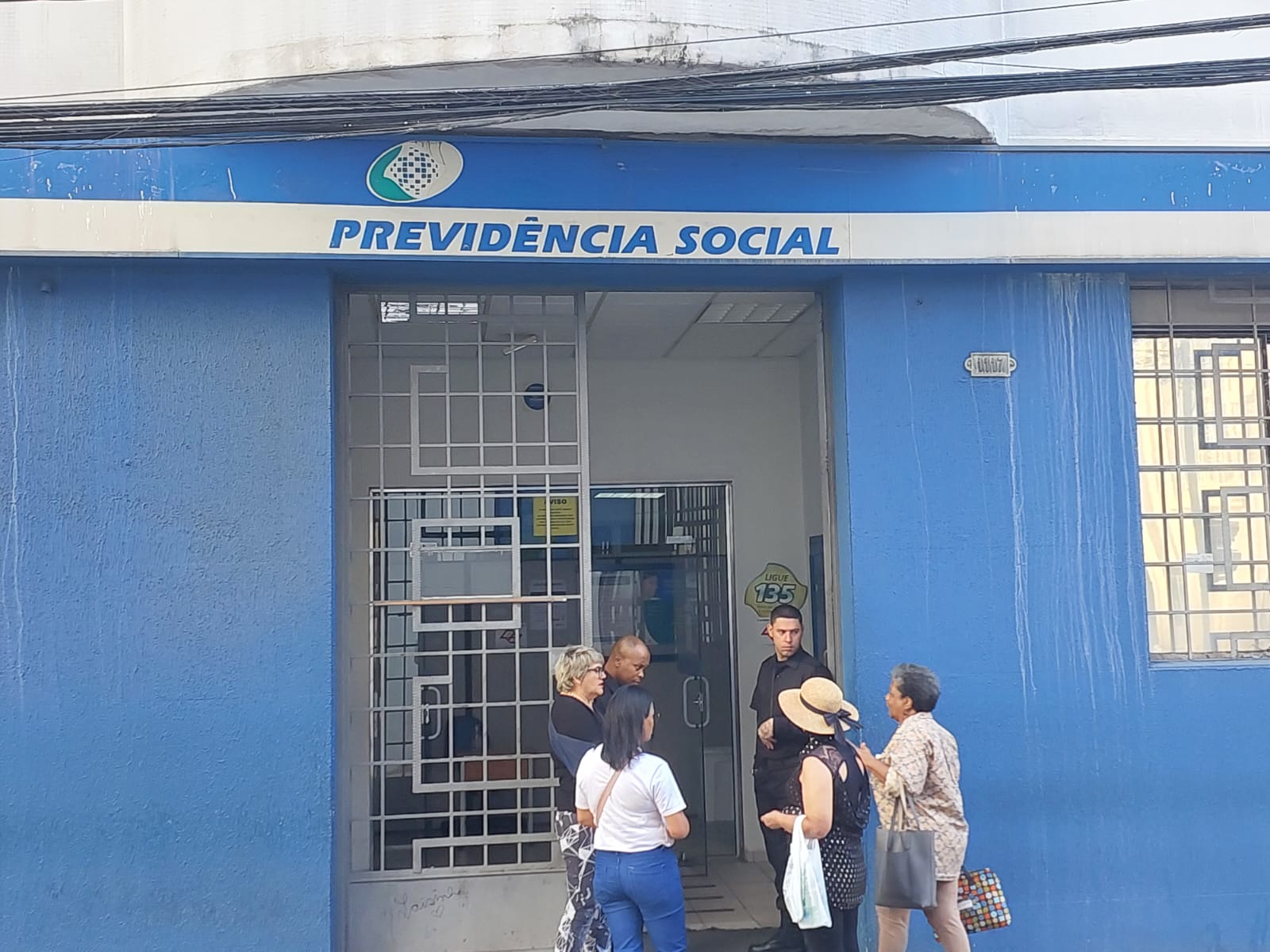 Agência do INSS fica sem energia e usuários se revoltam