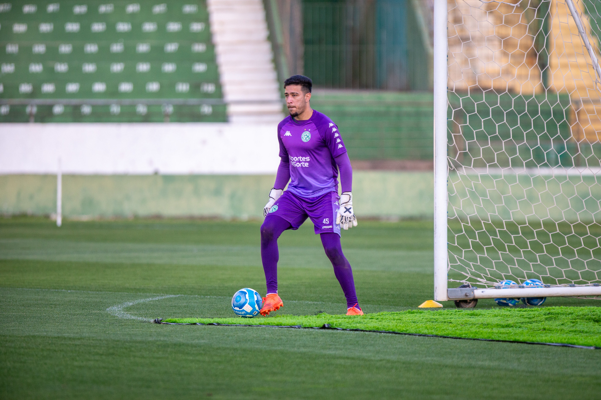 Após renovar com Pegorari, Guarani prorroga vínculo de goleiro da base