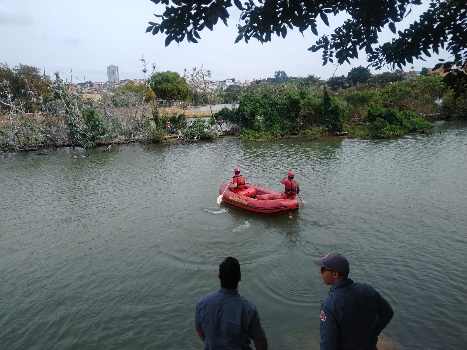 Bombeiros resgatam homem ilhado em lagoa do CLT, em Valinhos