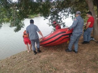 Bombeiros resgatam homem ilhado em lagoa do CLT, em Valinhos