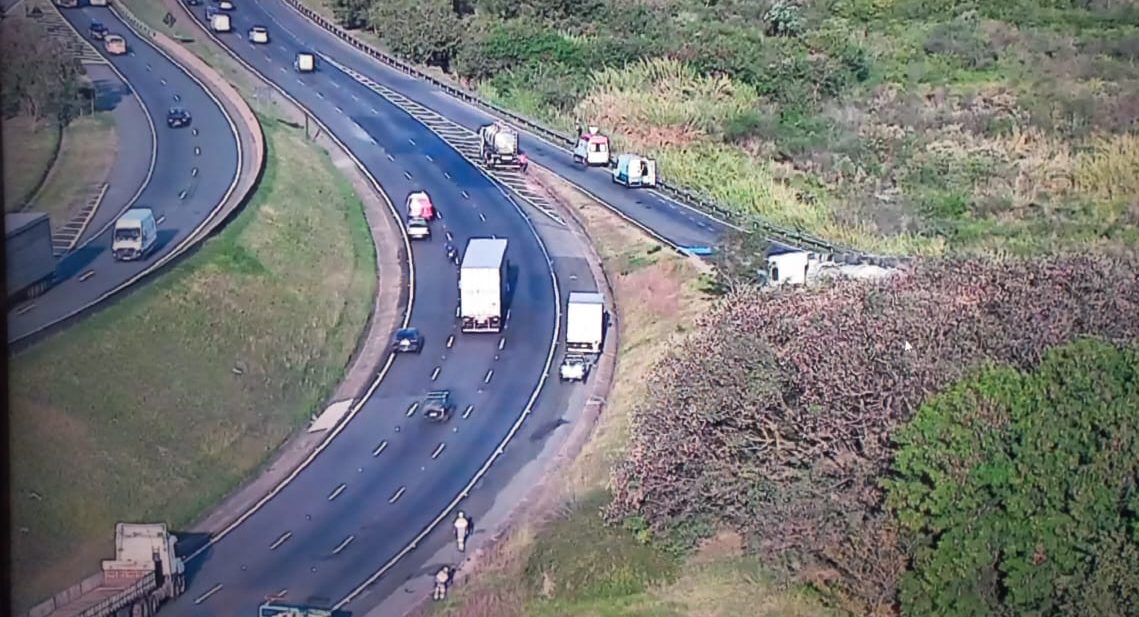 Caminhão com 60 mil litros de etanol tomba em acesso à Rodovia D. Pedro I