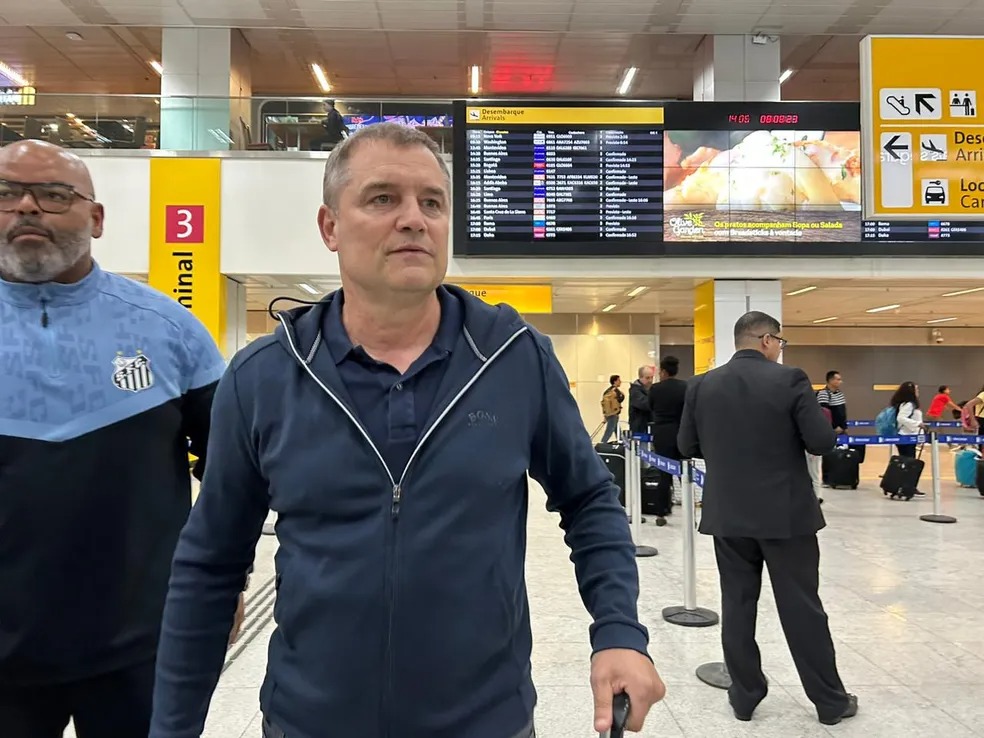 Diego Aguirre desembarca no Brasil e fala em desafio muito grande no Santos