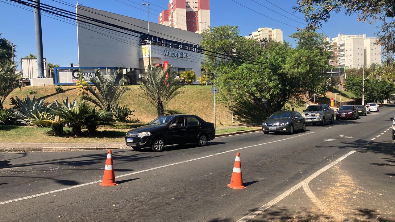Idoso morre e mulher fica gravemente ferida após atropelamento em avenida