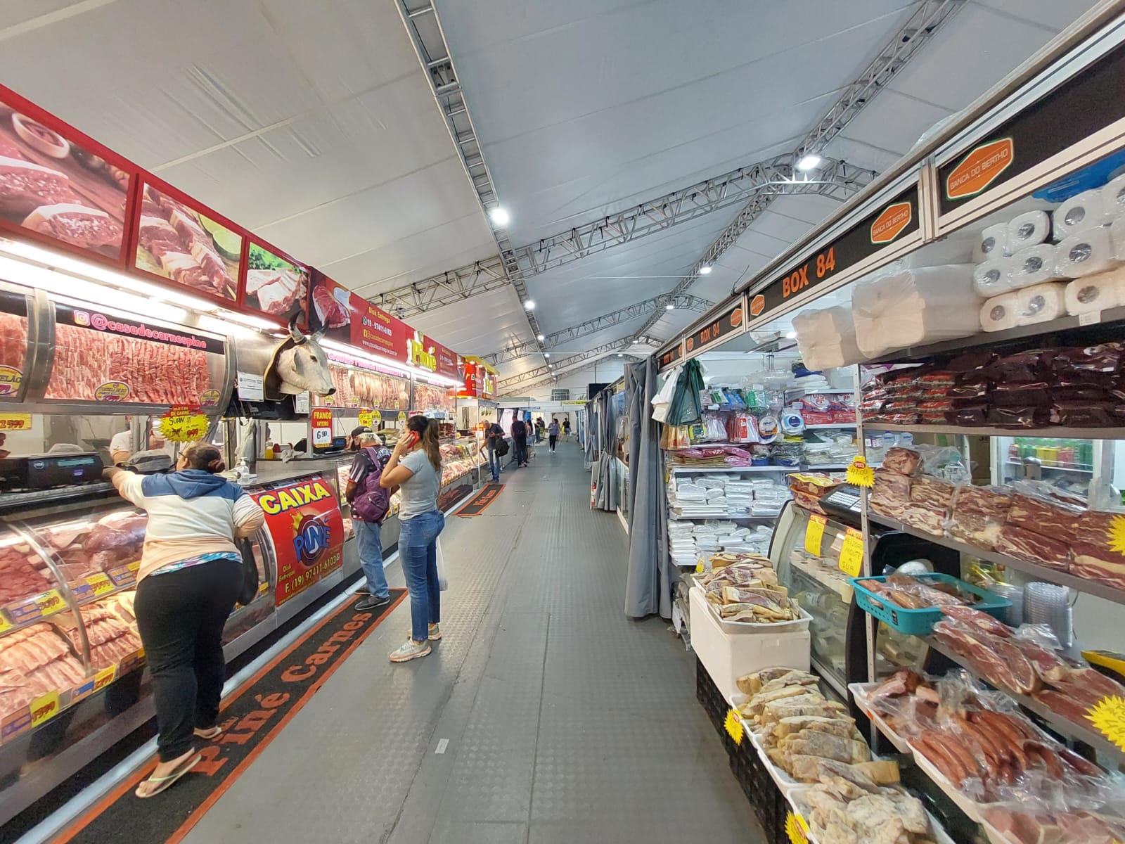 Mercadão completa um mês em estrutura provisória e divide opiniões