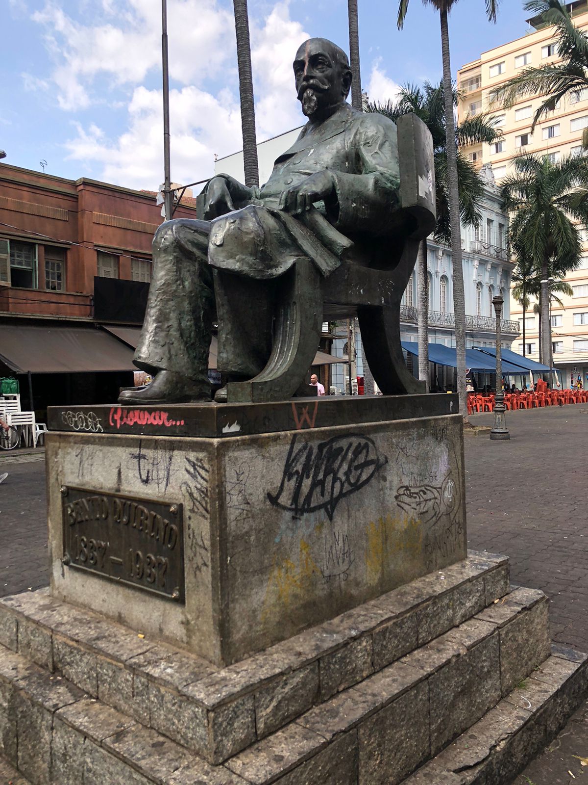 Três anos depois, monumentos no Centro de Campinas continuam pichados