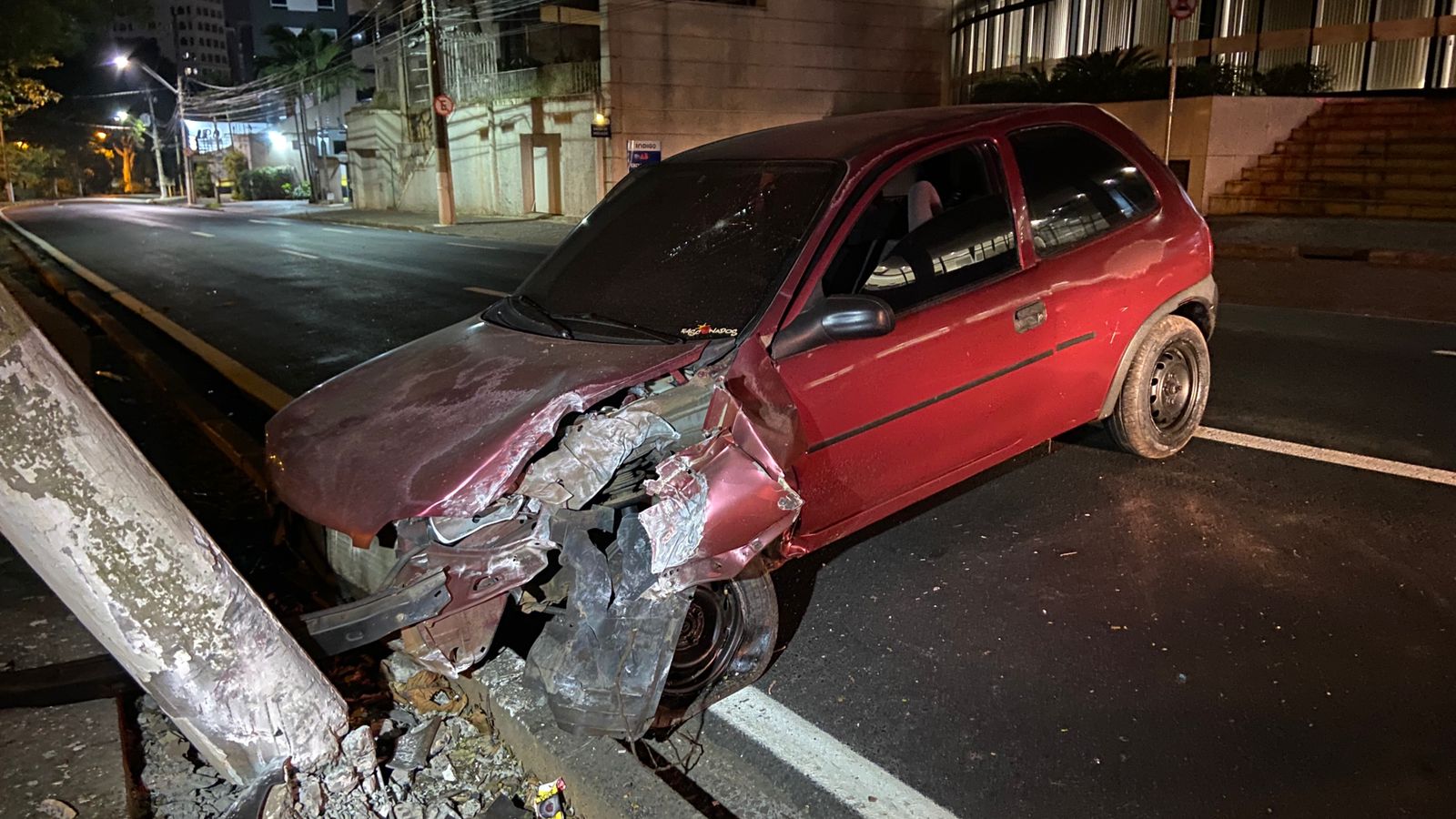 Motorista perde controle e colide carro contra poste na Norte-Sul