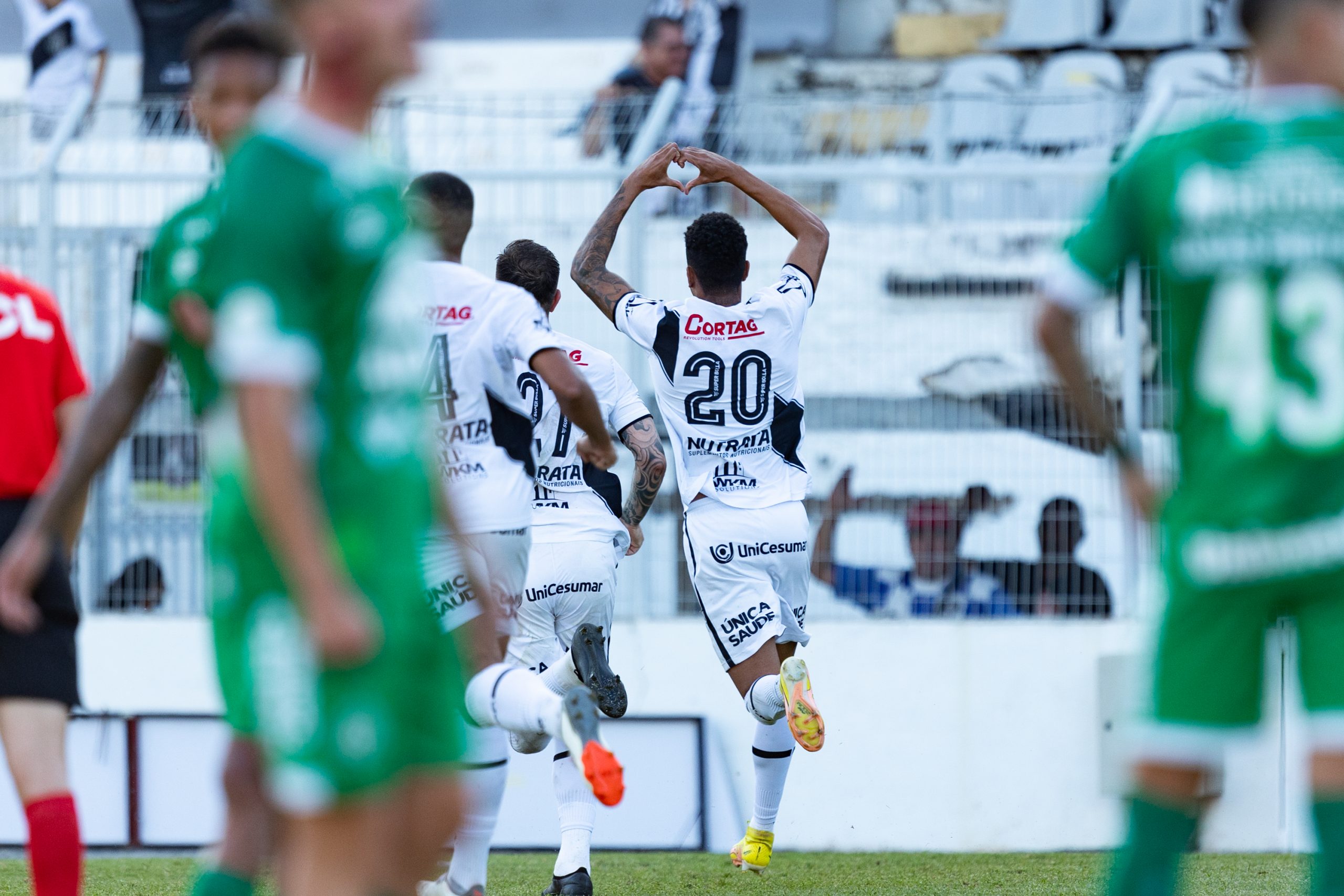 Ponte vence Chapecoense e aumenta distância para o Z-4 da Série B