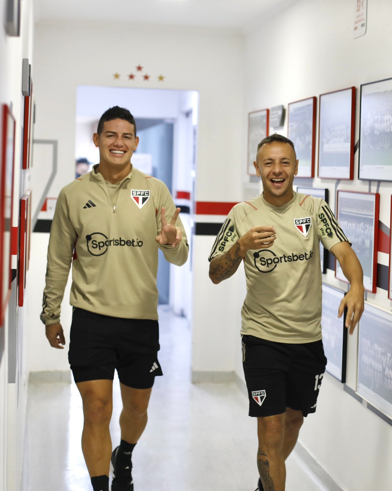 São Paulo tenta inscever James Rodriguez para enfrentar Corinthians na Copa do Brasil