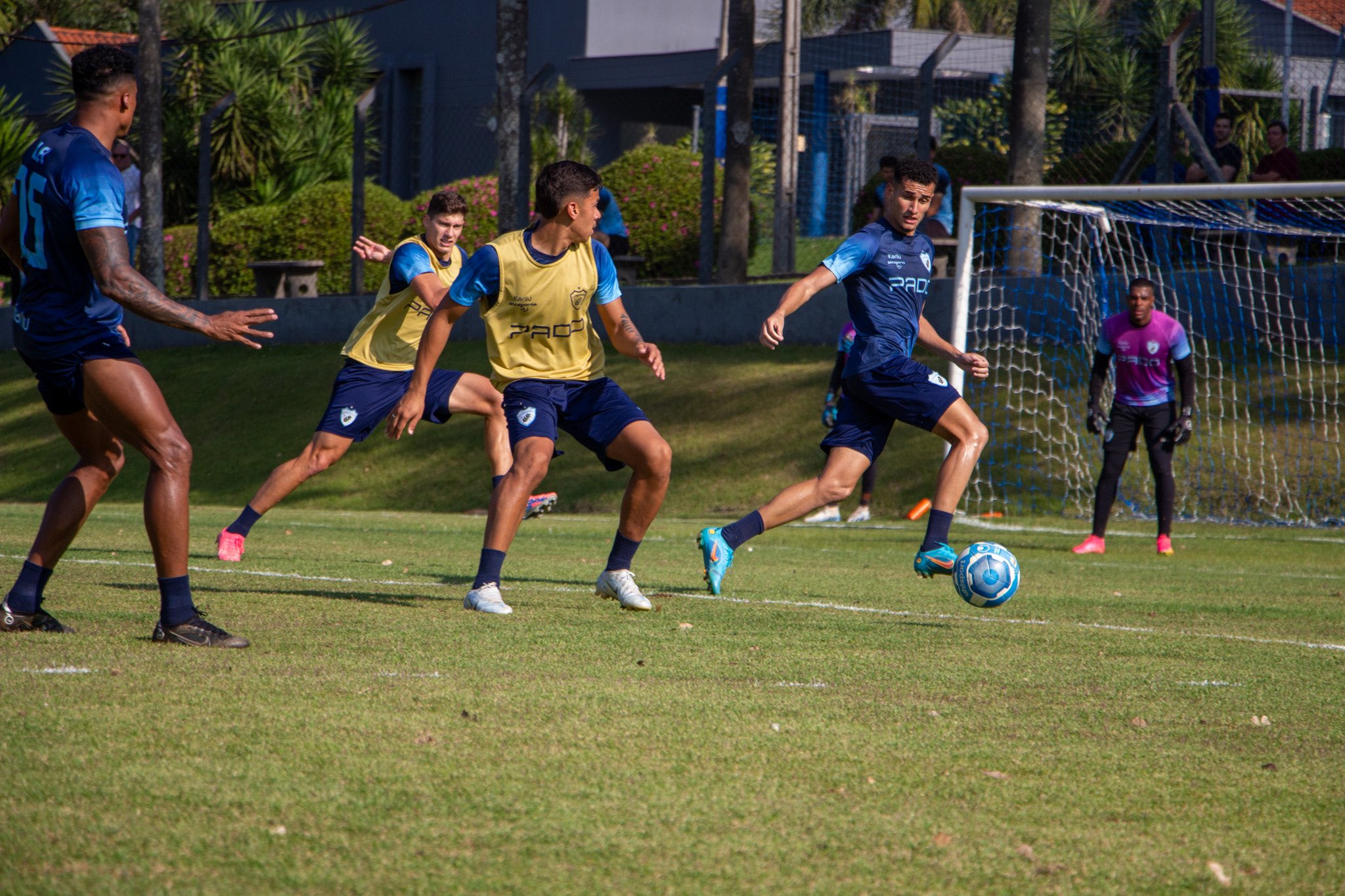 Técnico Eduardo Sousa esboça escalação do Londrina para enfrentar a Ponte Preta