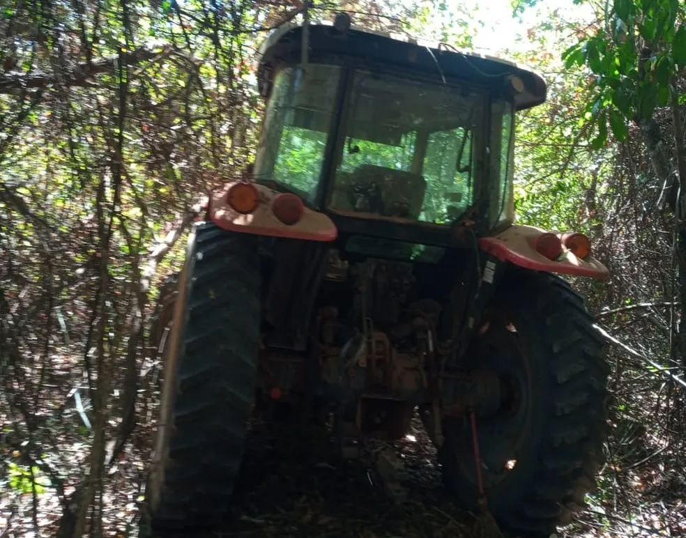 Trator furtado em Laranjal Paulista é localizado em Piracicaba