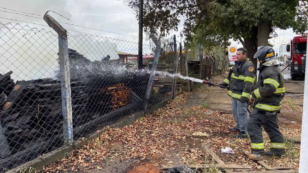 Madeireira é atingida por incêndio em Americana