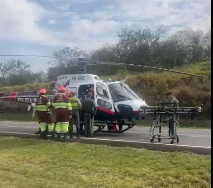 Águia da PM pousa na Bandeirantes para resgate em acidente 