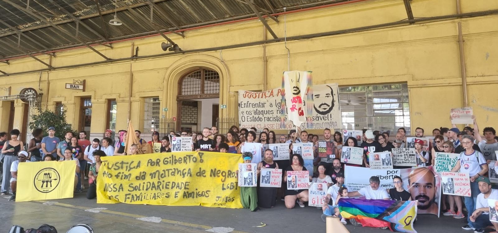Amigos e familiares protestam após morte de historiador em Campinas