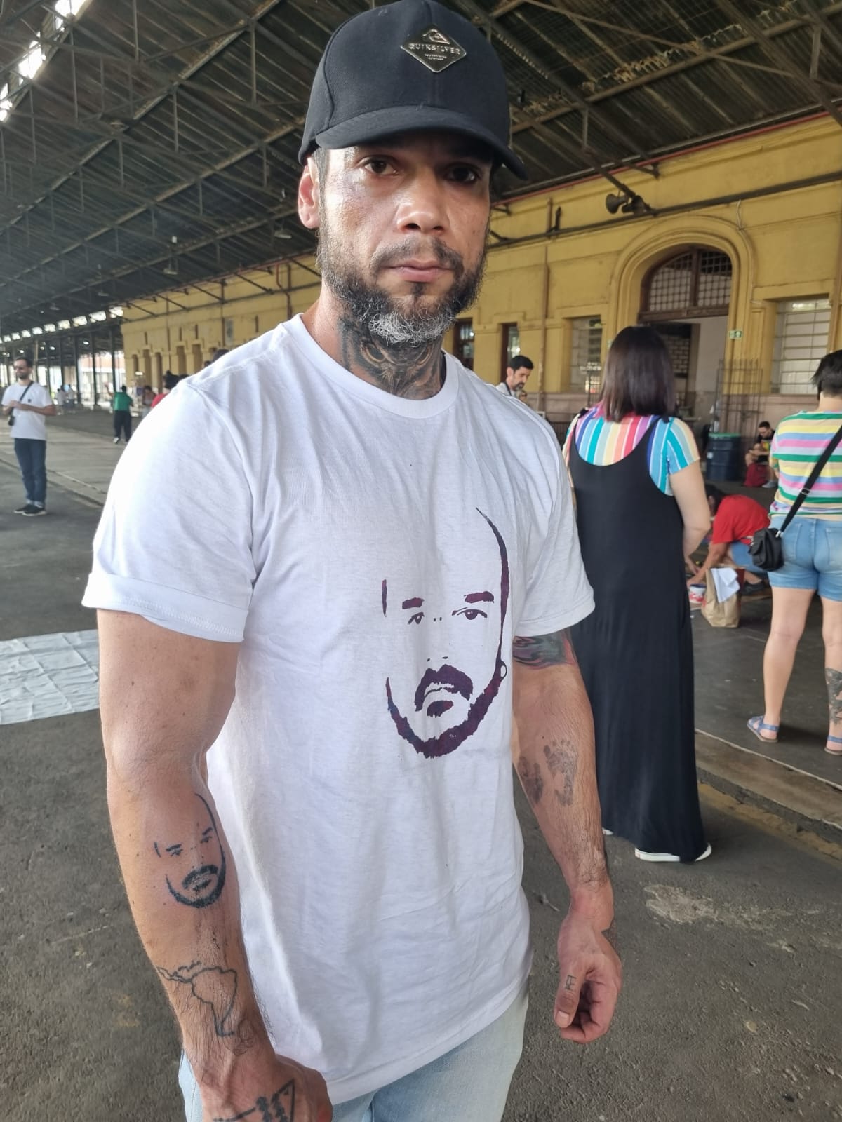 Amigos e familiares protestam após morte de historiador em Campinas