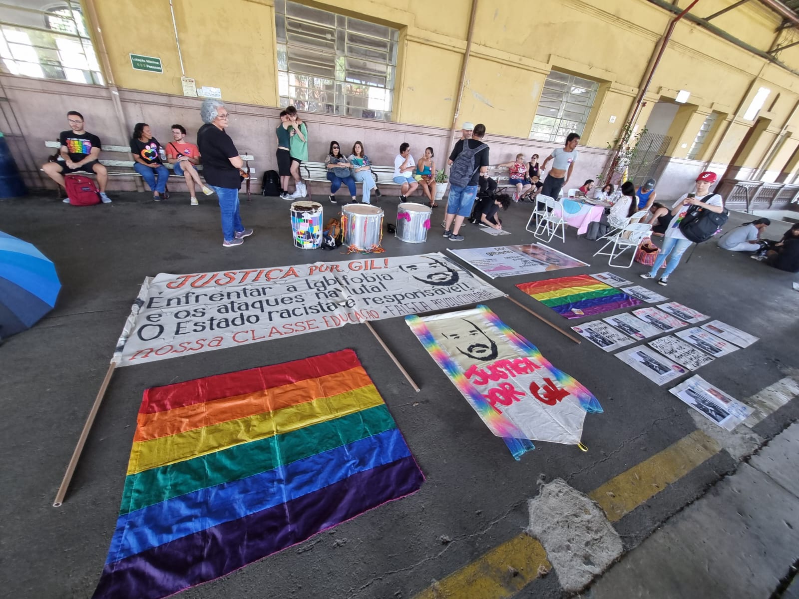 Amigos e familiares protestam após morte de historiador em Campinas