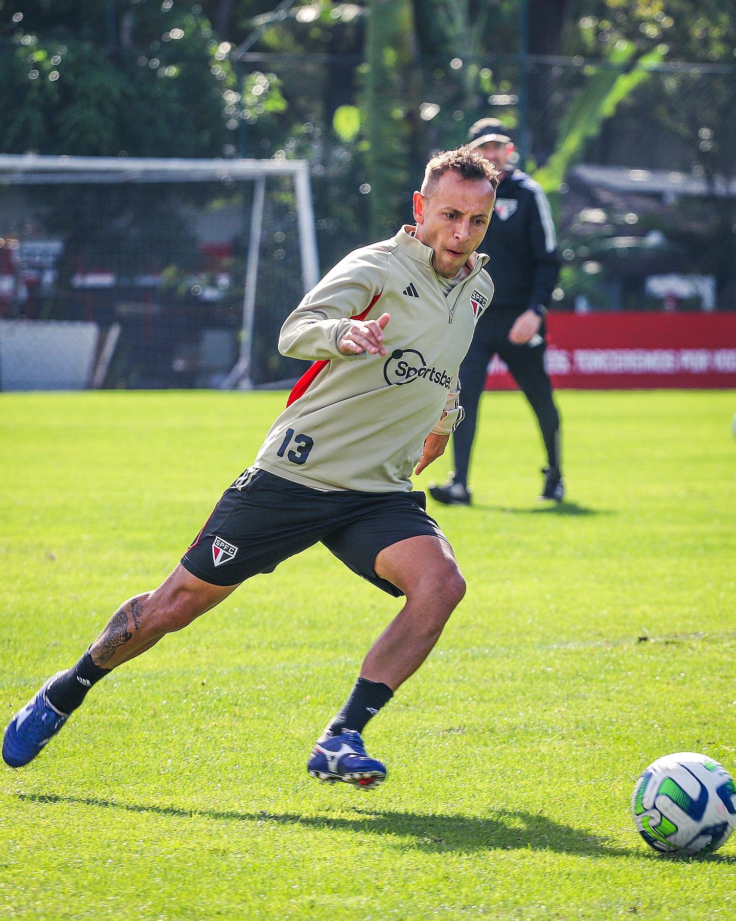 Após vitória importante, Rafinha pede pés no chão ao elenco do São Paulo