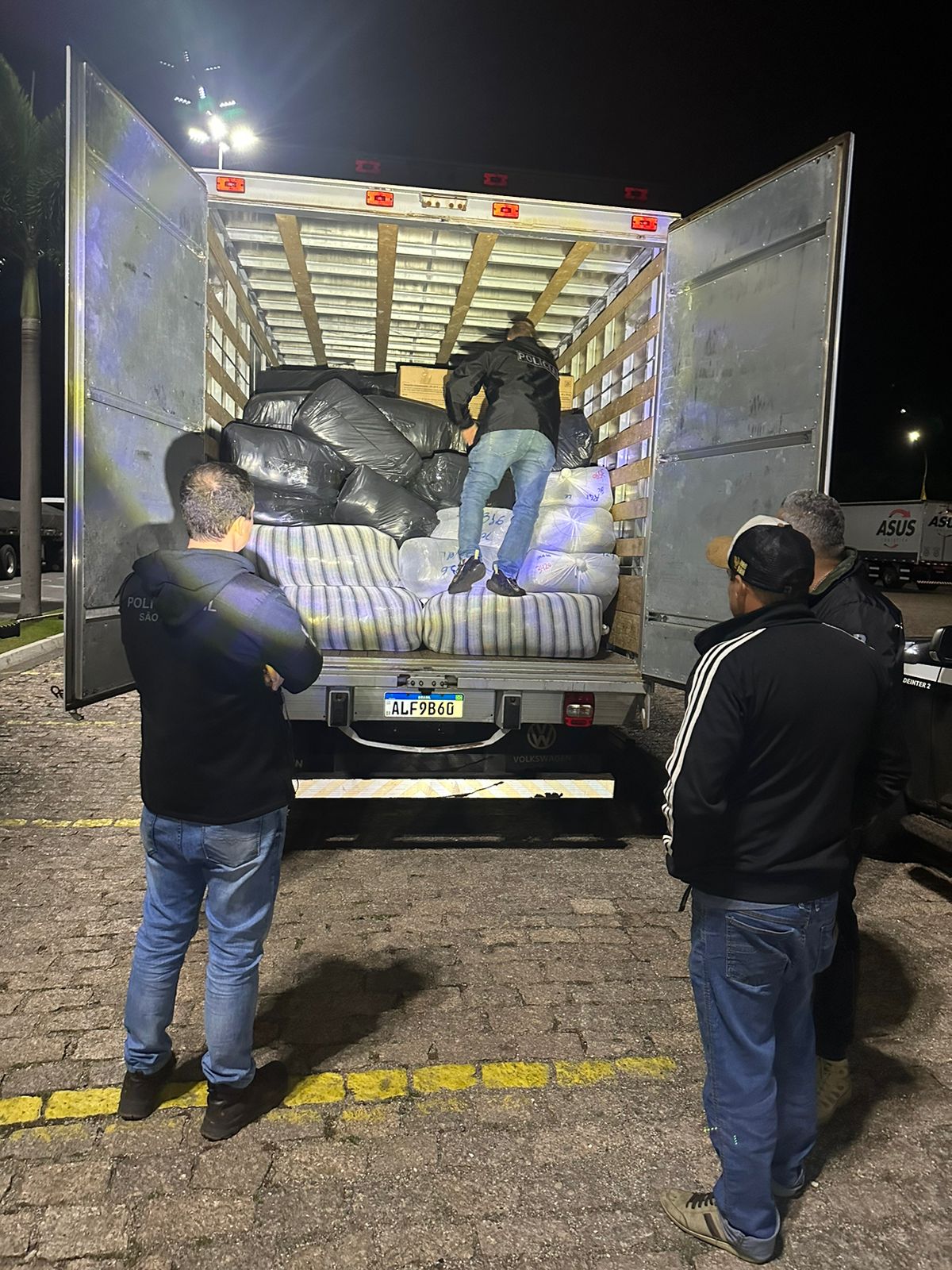 Homem é detido com carga de roupas falsificadas em Campinas