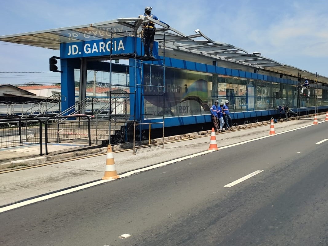 Caminhões invadem BRT e danificam estações na John Boyd Dunlop