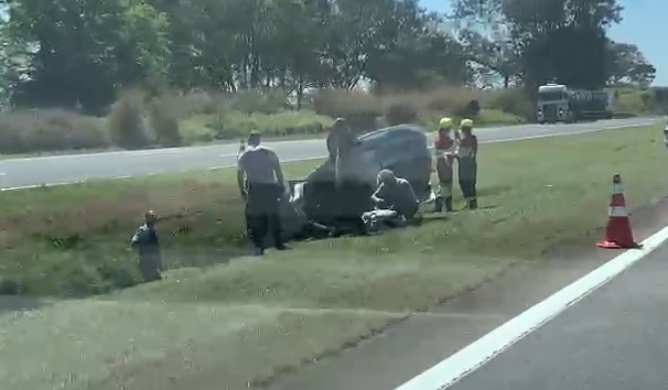 Carro capota na Rodovia SP-340, entre Campinas e Jaguariúna