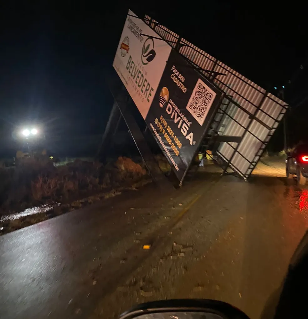 Chuva derruba outdoor e fecha rodovia em Elias Fausto
