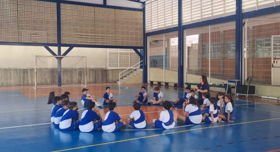 Com brincadeiras na sombra e atividades mais leves, escolas se adaptam ao ‘calorão’