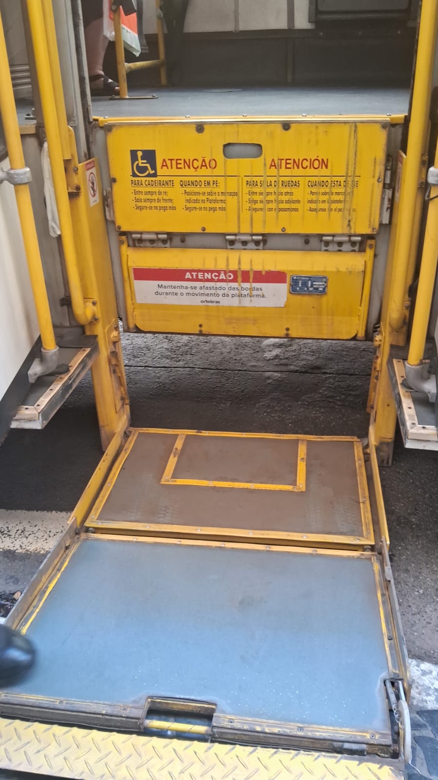 Elevador de ônibus cede e derruba cadeirante em Campinas