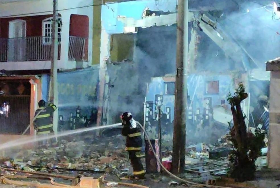 Explosão em loja de fogos de artifícios deixa ferido em Santa Bárbara D’Oeste